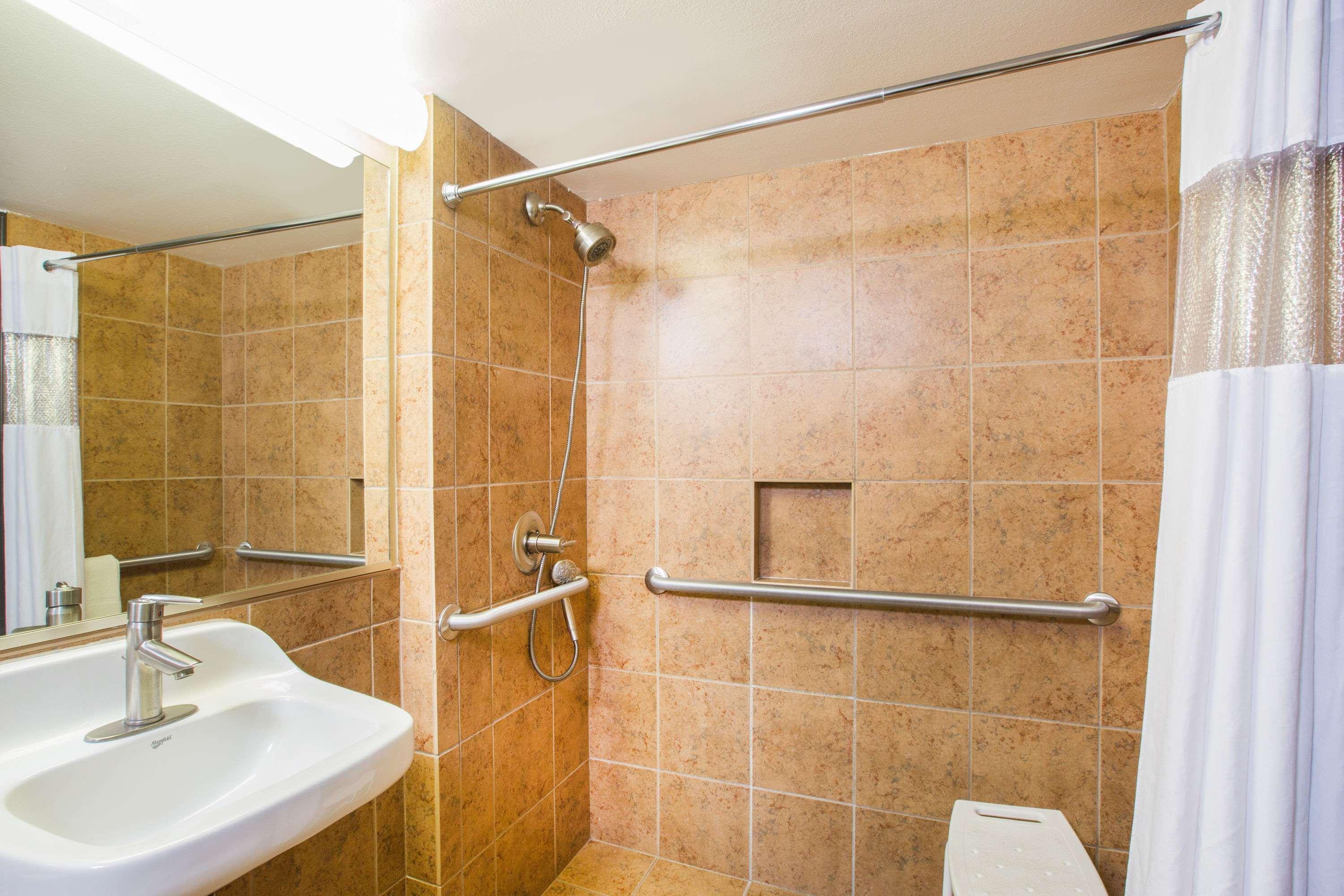 Ramada By Wyndham Des Moines Tropics Resort & Conference Ctr Urbandale Zewnętrze zdjęcie